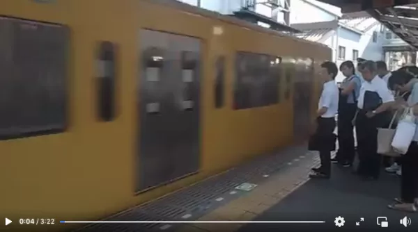 Nem hiszed el, ha nem látod! Japánban reggel az emberek így szállnak vonatra...